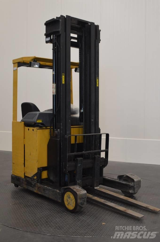 CAT NR 16 Reachtruck Carretillas retráctiles