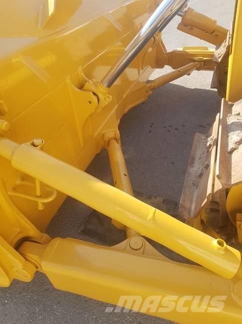 Komatsu D65EX-15 Buldozer sobre oruga