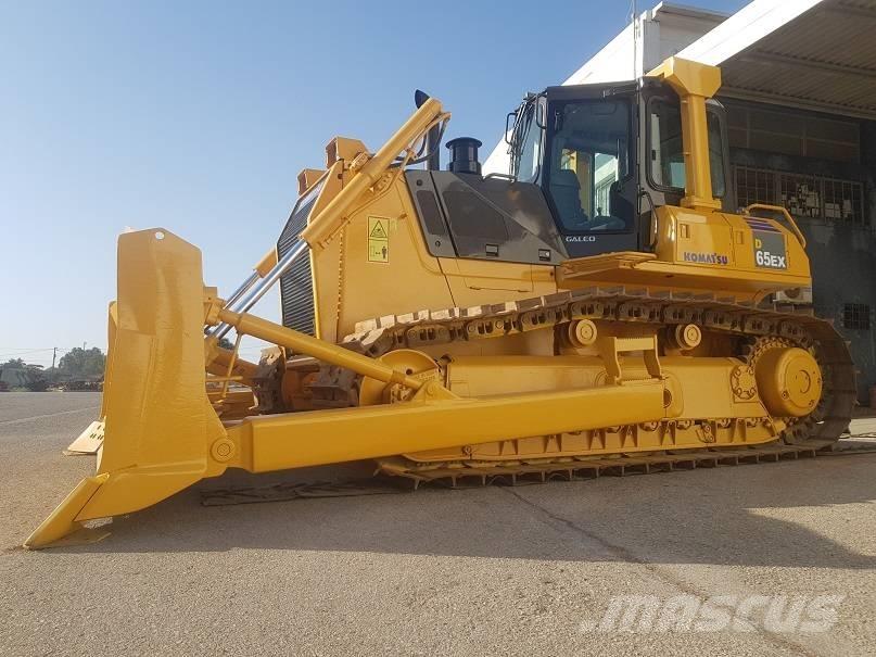 Komatsu D65EX-15 Buldozer sobre oruga
