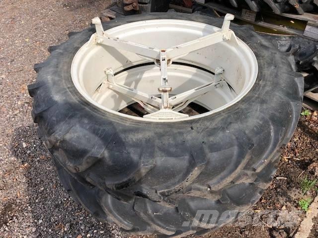 Pirelli 13.6 R38 Neumáticos, ruedas y llantas