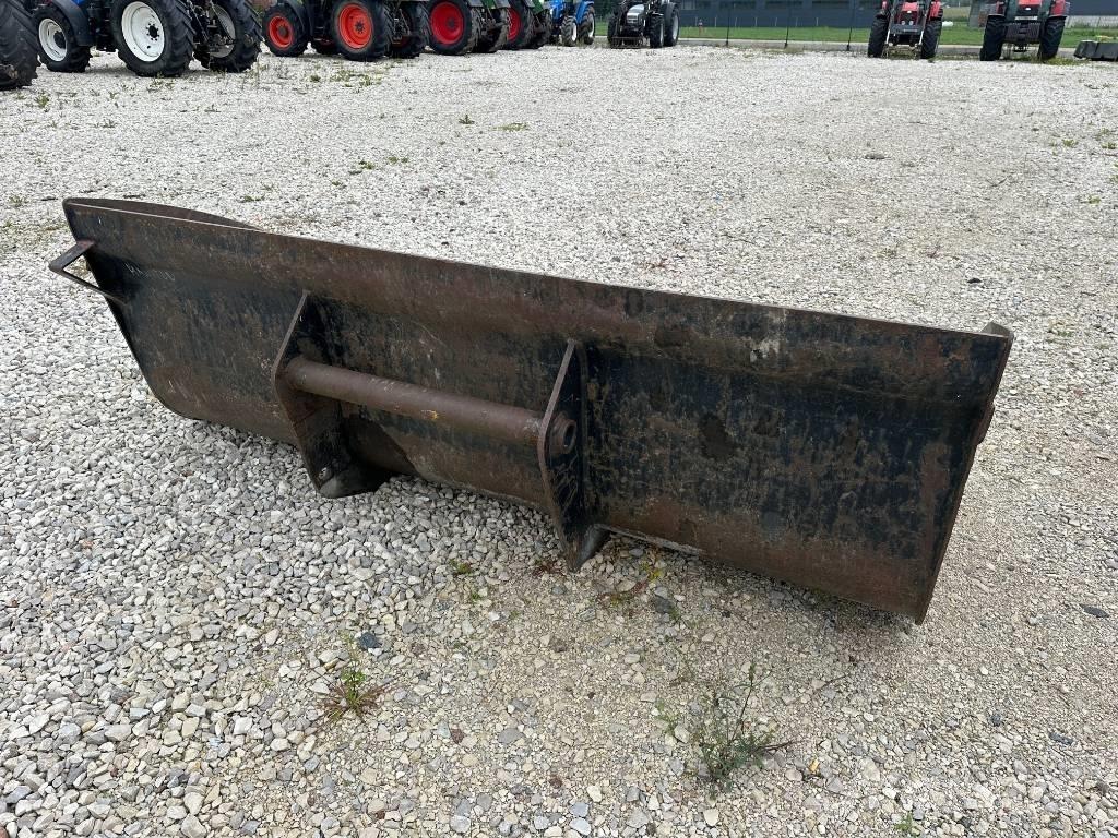 ŁYŻKA MANITOU 2,4 M Otros equipos de carga y excavación