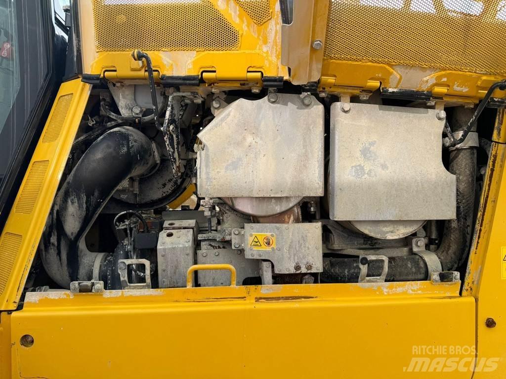 Komatsu D65PXi-18 Buldozer sobre oruga