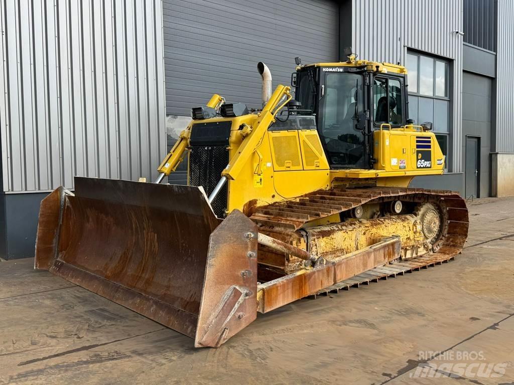 Komatsu D65PXi-18 Buldozer sobre oruga