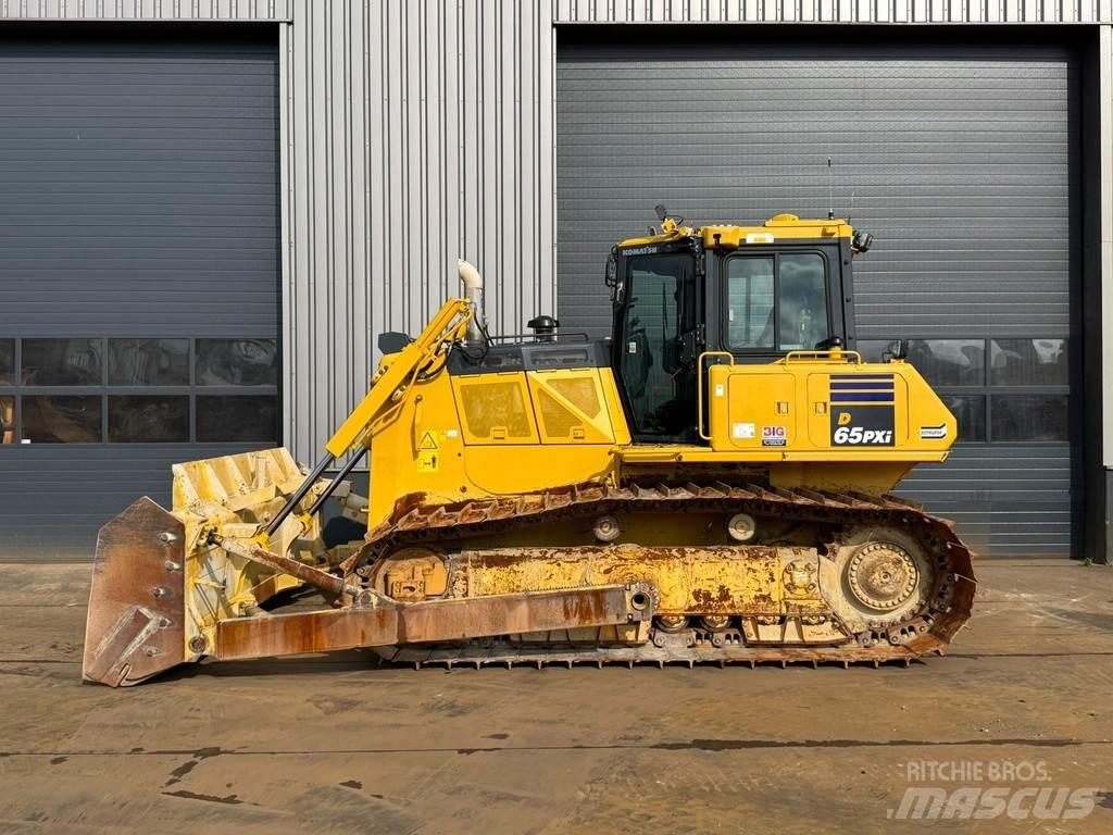 Komatsu D65PXi-18 Buldozer sobre oruga