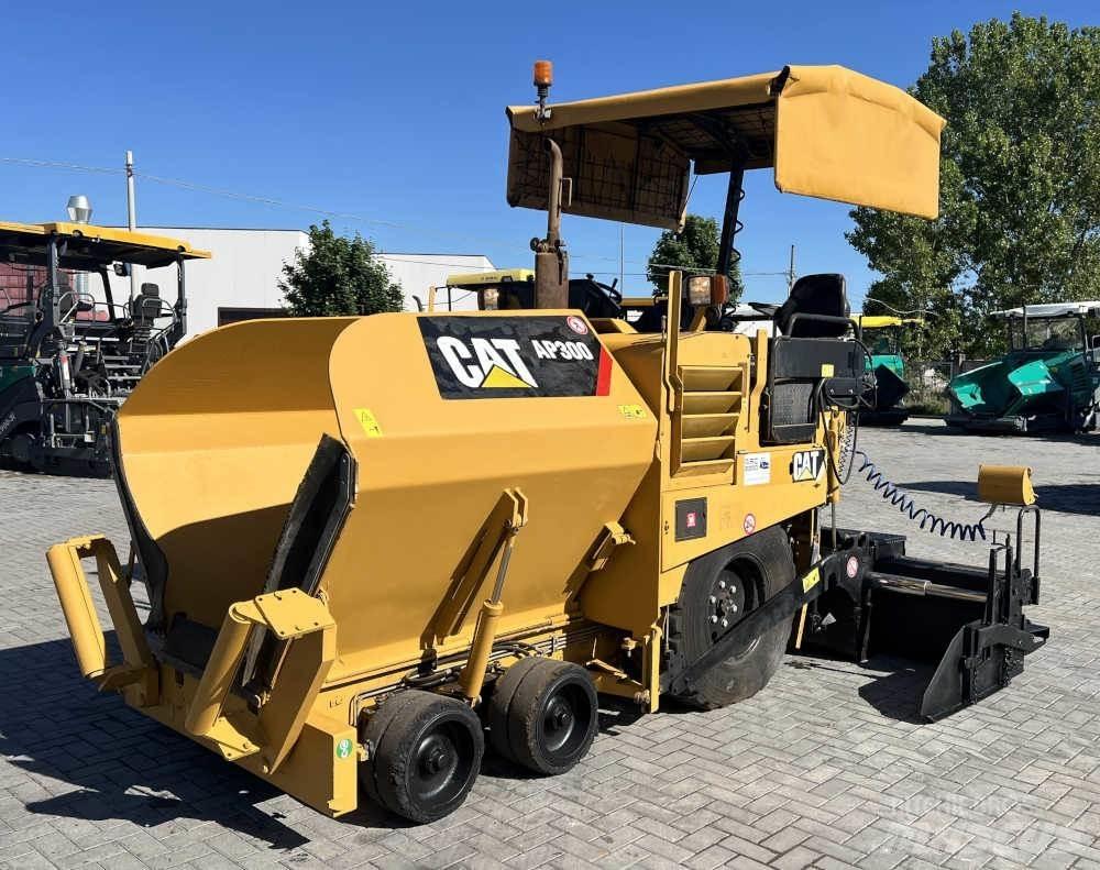 CAT AP 300 Asfaltadoras
