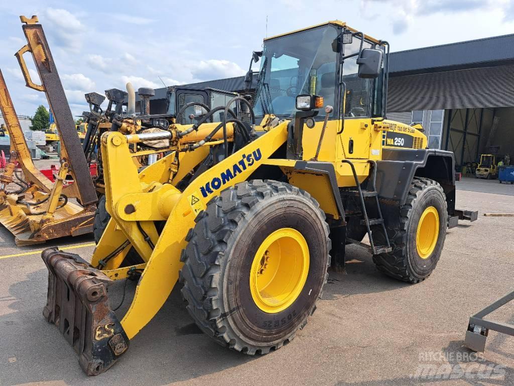 Komatsu WA 250-5H Cargadoras sobre ruedas