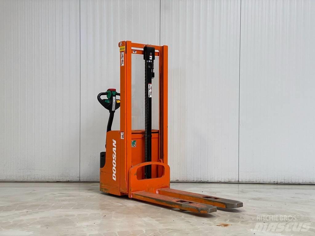Doosan LEDS12.5C Apiladores eléctricos