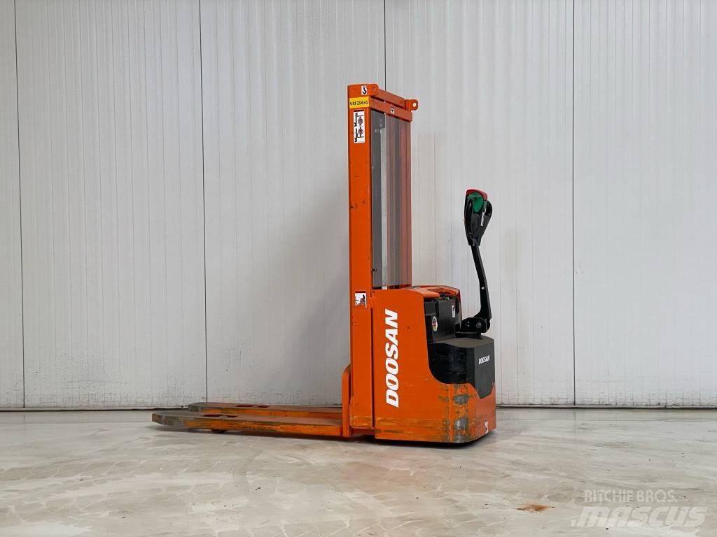 Doosan LEDS12.5C Apiladores eléctricos