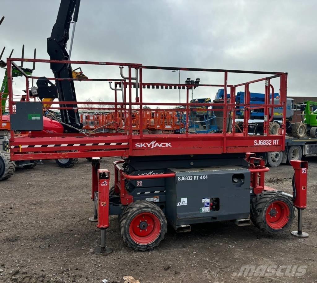 SkyJack SJ 6832 RT Plataformas tijera