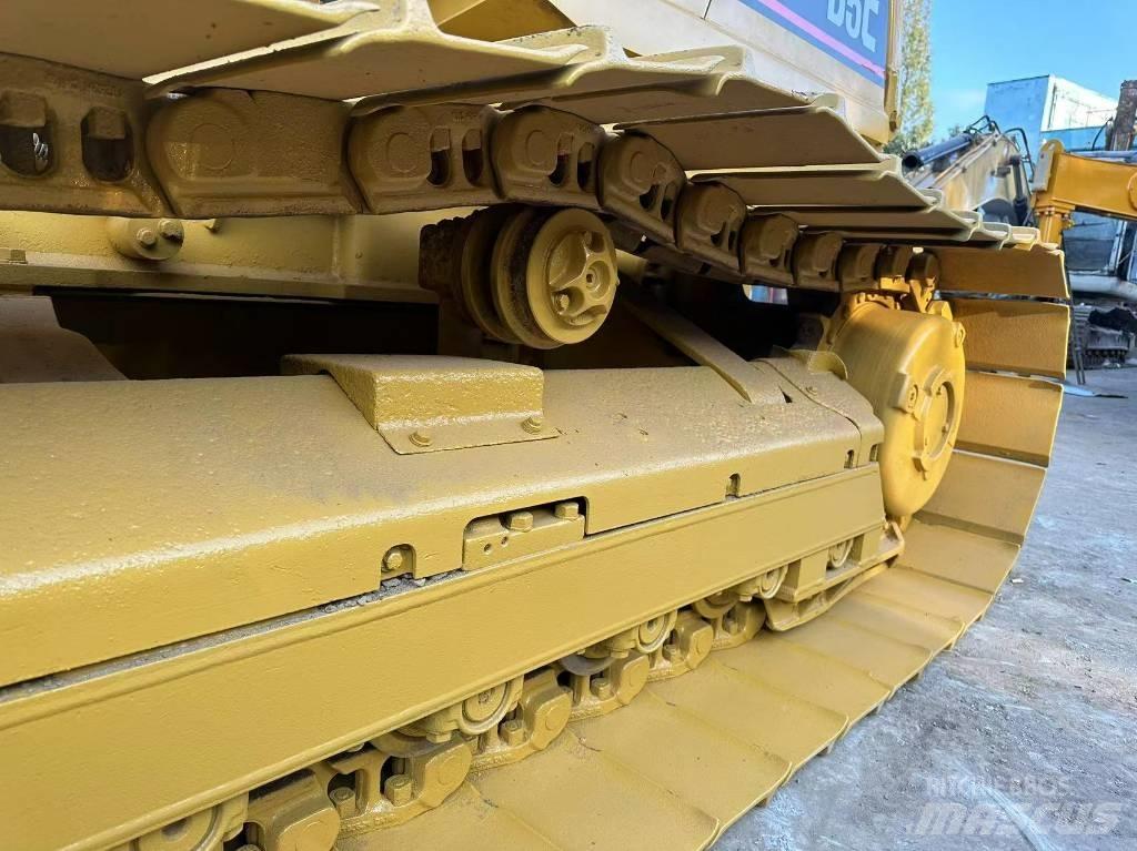 CAT D 5 C Buldozer sobre oruga