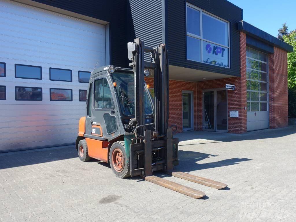 Nissan FGD 02A30Q Carretillas diesel