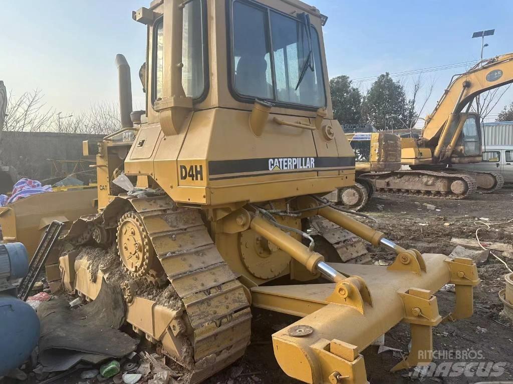 CAT D4H Buldozer sobre oruga