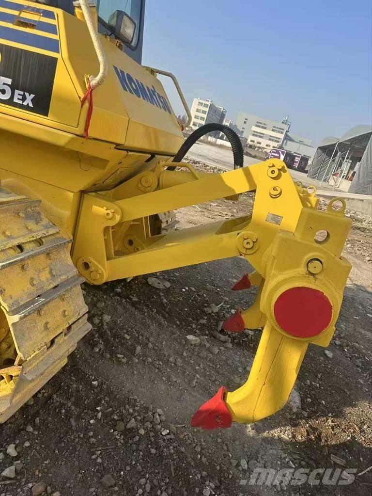 Komatsu D 85 E Buldozer sobre oruga