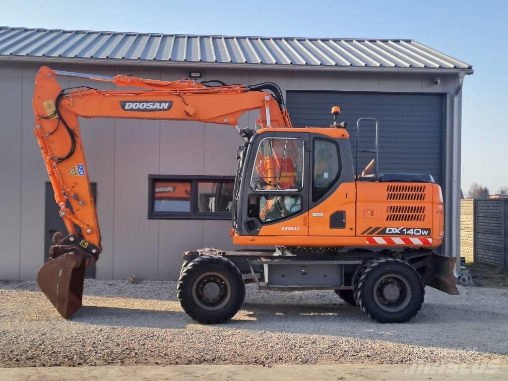Doosan DX 140 W-3 Excavadoras de ruedas