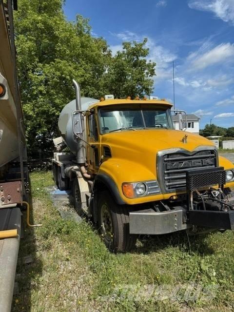 Mack CV 713 Camión hormigonera
