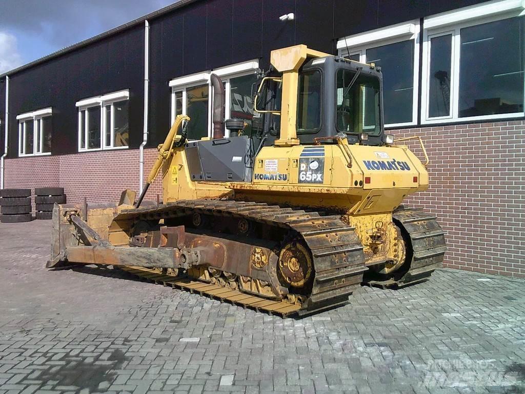 Komatsu D65PX-15 Buldozer sobre oruga