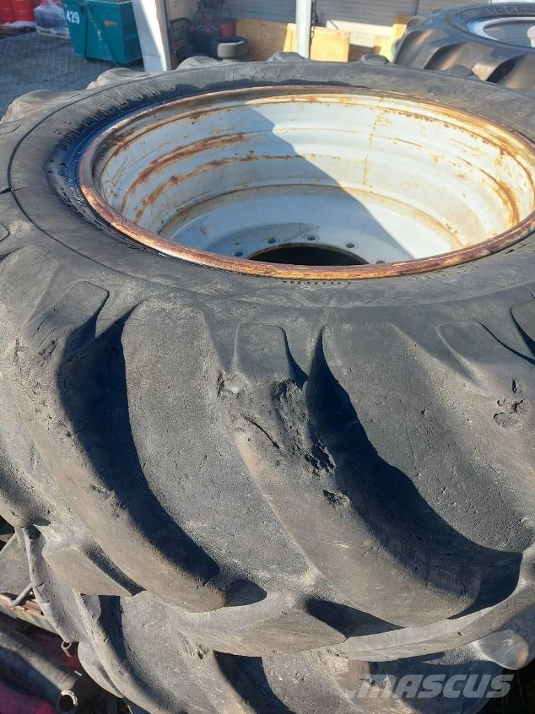 Komatsu 901 Neumáticos, ruedas y llantas