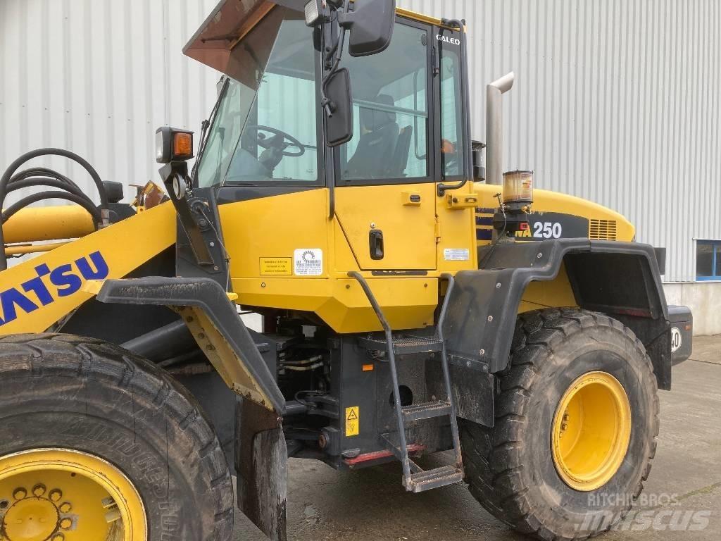 Komatsu WA 250 Cargadoras sobre ruedas