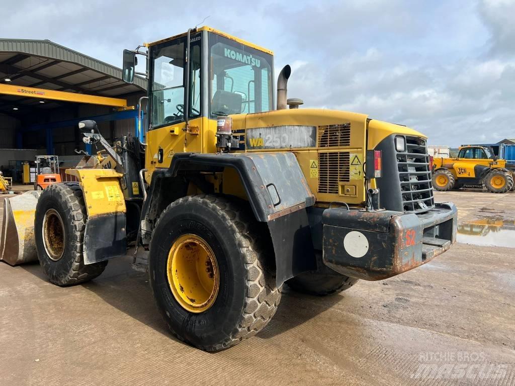 Komatsu WA 250-5H Cargadoras sobre ruedas