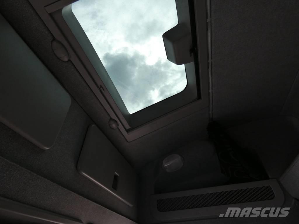 Iveco 180E 28 Camiones caja cerrada