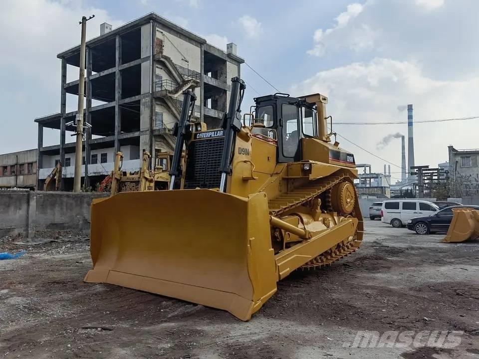 CAT D9N Buldozer sobre oruga