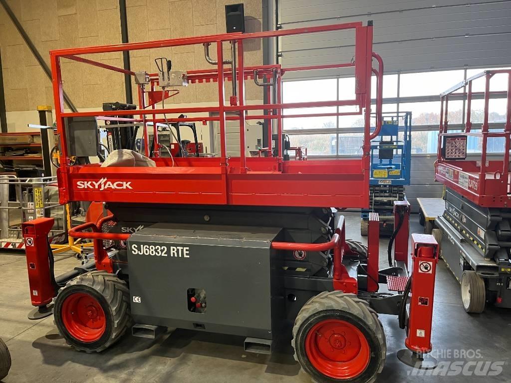 SkyJack SJ 6832 RTE Plataformas tijera