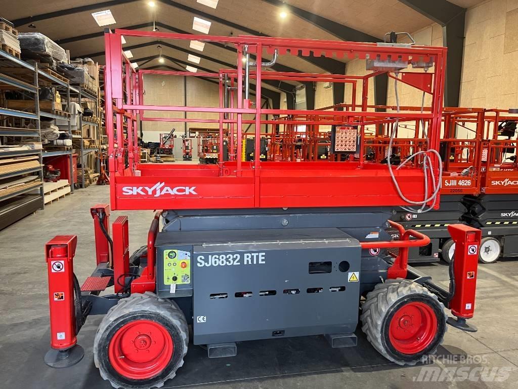SkyJack SJ 6832 RTE Plataformas tijera