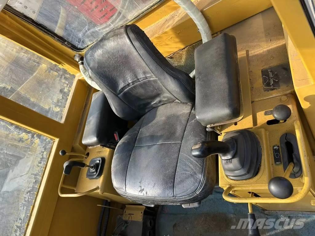 CAT D5C Buldozer sobre oruga