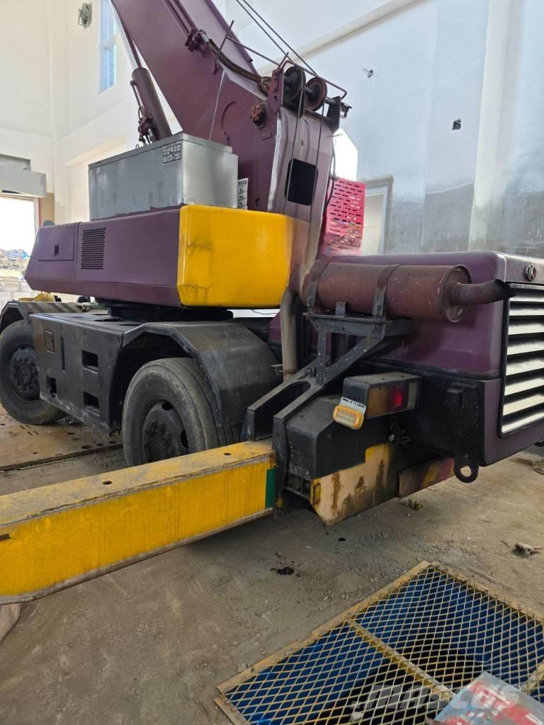 Kato MR 100 Grúas autopropulsadas