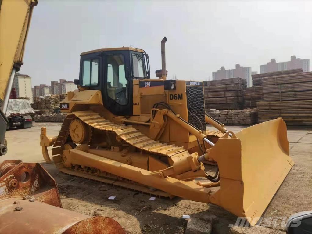 CAT D 6M Buldozer sobre oruga