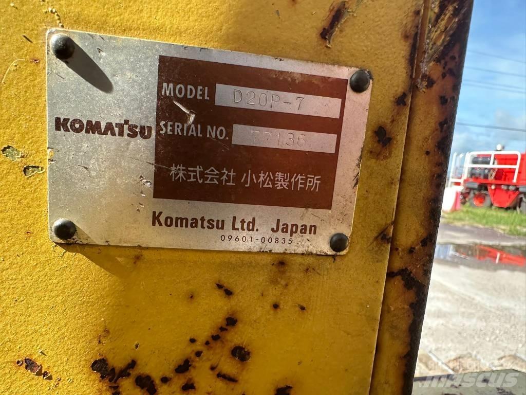 Komatsu D 20P-7 Buldozer sobre oruga