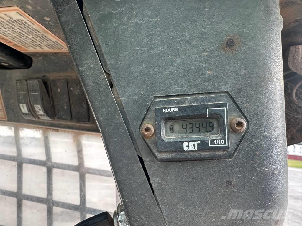 CAT 247 Minicargadoras