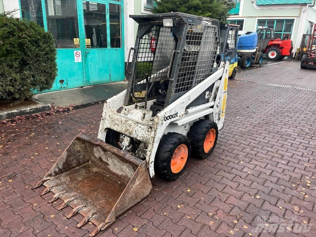 Bobcat 443      V-4129 Palas cargadoras frontales