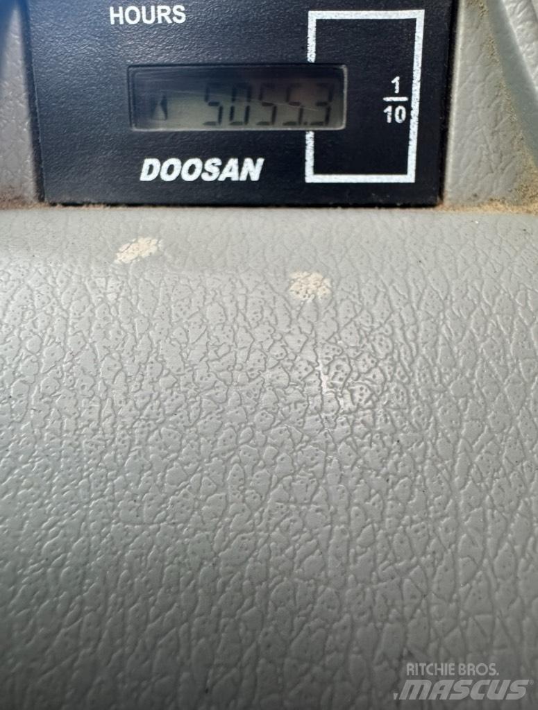 Doosan DX 140 W Excavadoras de ruedas