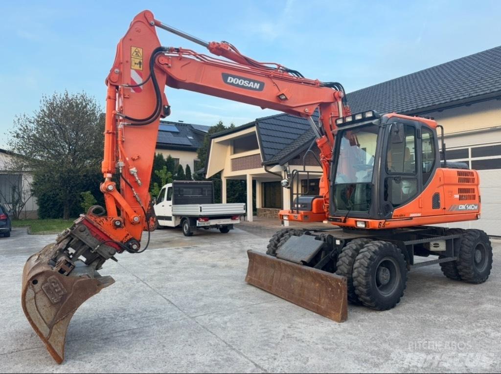 Doosan DX 140 W Excavadoras de ruedas