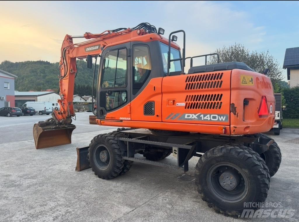 Doosan DX 140 W Excavadoras de ruedas