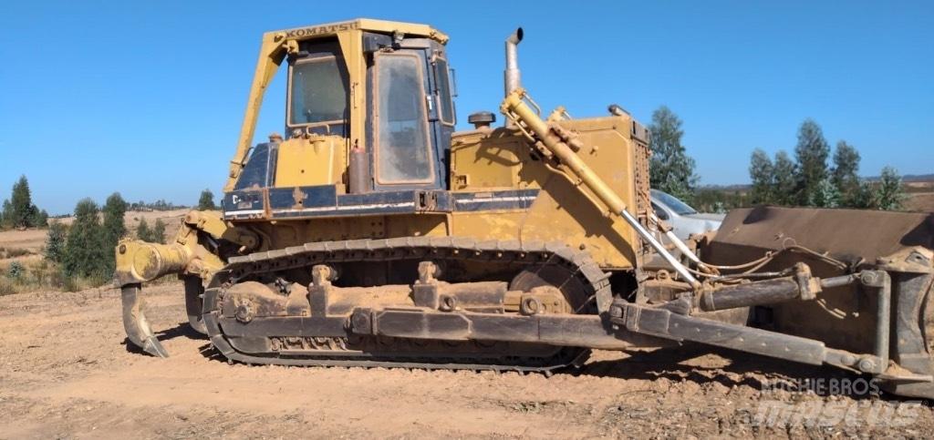 Komatsu D 85 E-21 Buldozer sobre oruga