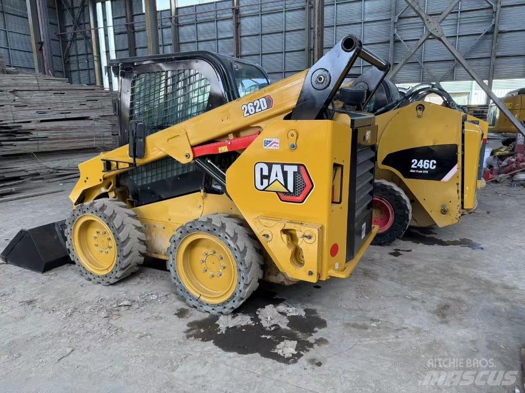 CAT 246C and 262D Minicargadoras