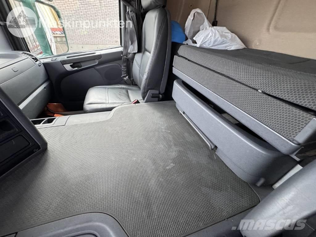 Scania P 320 Camiones caja cerrada