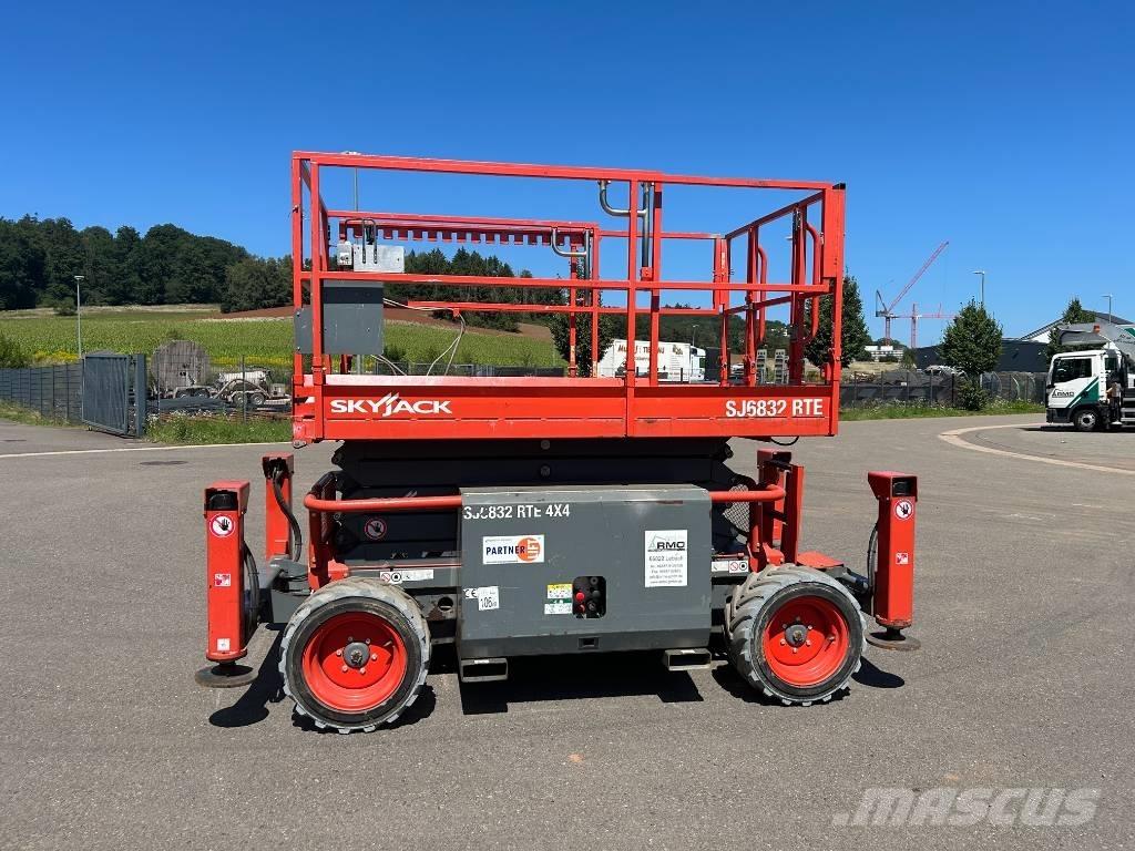 SkyJack SJ 6832 RTE Plataformas tijera
