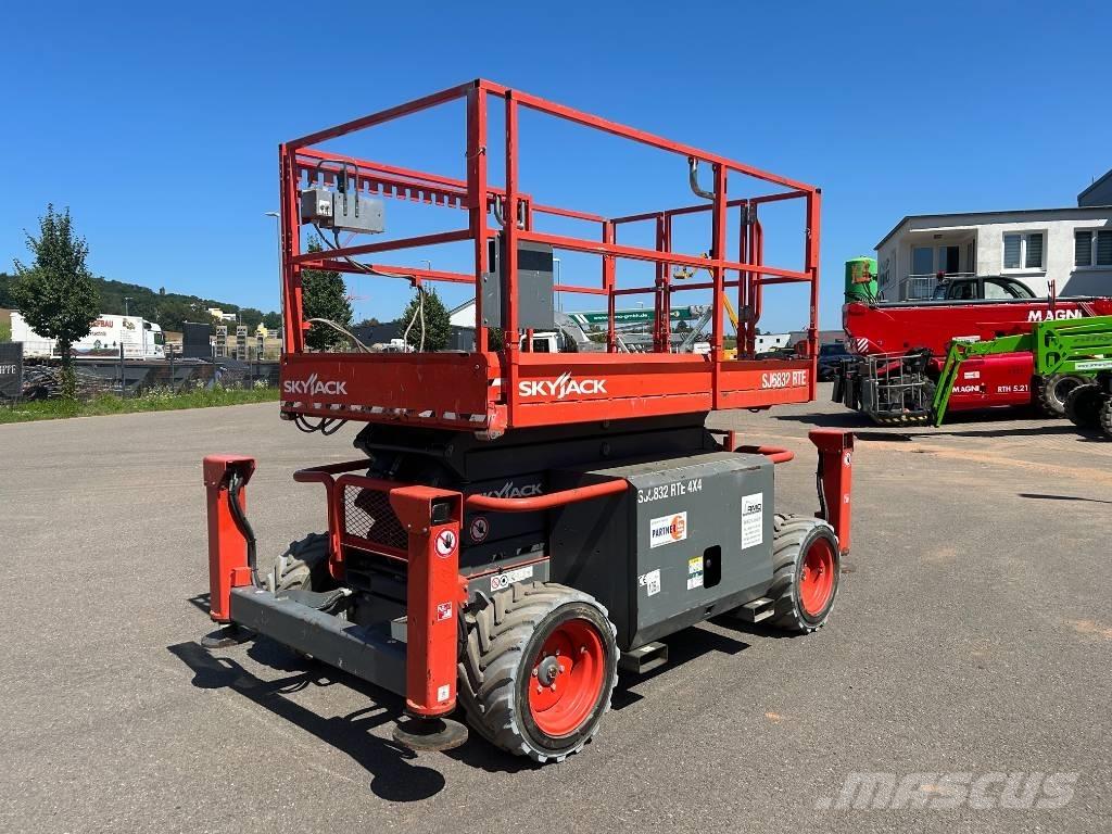 SkyJack SJ 6832 RTE Plataformas tijera