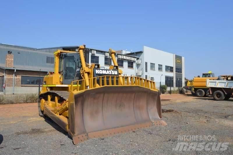 Komatsu D155-5 Buldozer sobre oruga
