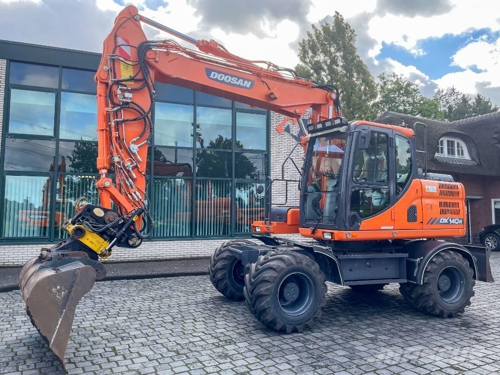Doosan DX 140 W-3 Excavadoras de ruedas