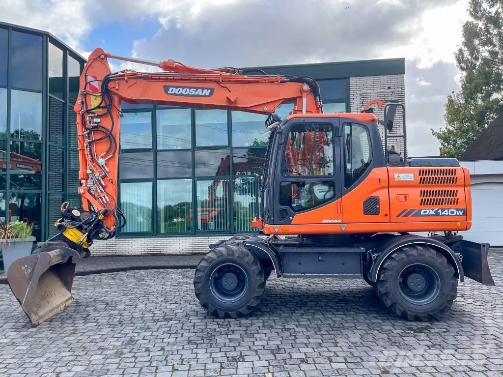 Doosan DX 140 W-3 Excavadoras de ruedas