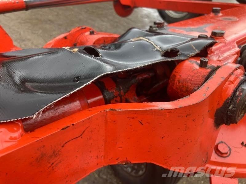 Kuhn GF 8702 T Rastrillos y henificadores