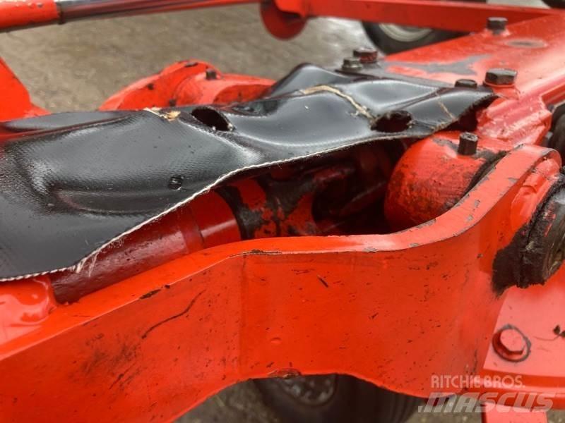 Kuhn GF8702T Rastrillos y henificadores
