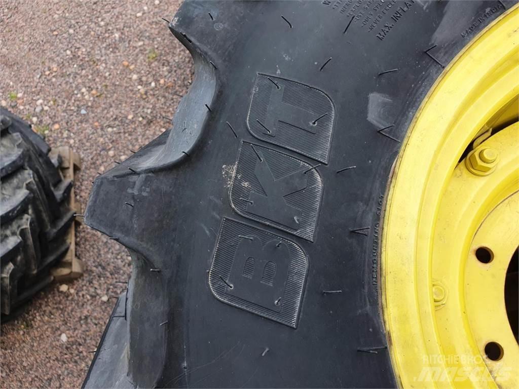 BKT 320/85R20 x2 Neumáticos, ruedas y llantas