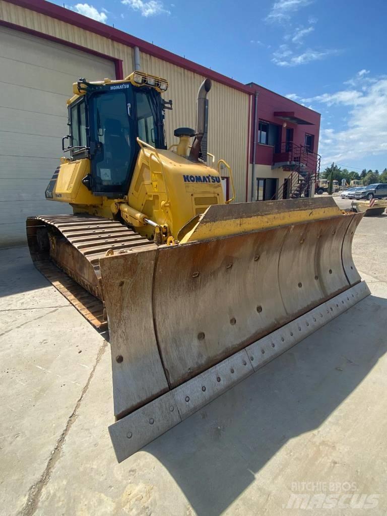Komatsu D61PX24 Buldozer sobre oruga