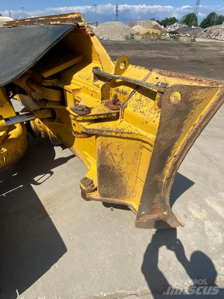 Komatsu D61PX24 Buldozer sobre oruga