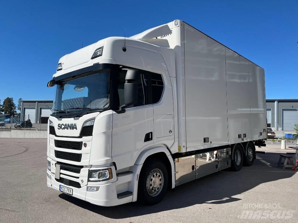 Scania R590 Camiones caja cerrada